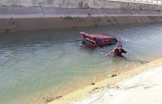 Otomobil kanala uçtu, 2 kişi ölümden döndü