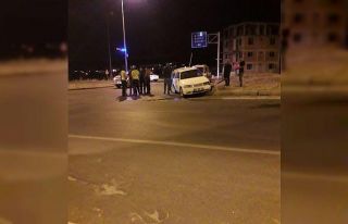 Otomobil kavşak içerisine giren araca çarptı;...