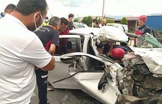 Otomobil tıra ok gibi saplandı: 3’ü çocuk toplam...