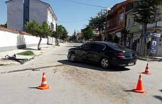 Otomobil ve kamyonetin çarpıştığı kazada maddi...