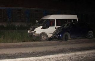 Otomobil ve minibüs çarpıştı: 2’si çocuk 6...