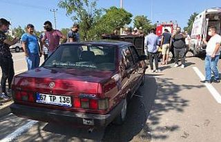 Otomobilin çarptığı motosiklet sürücüsü yaralandı