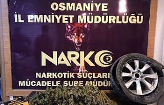 Otomobilin lastiğine gizlenmiş 4 kilo 300 gram esrar...