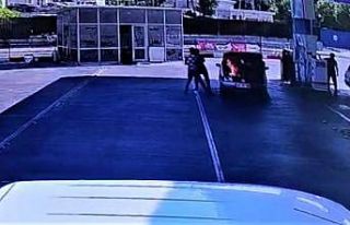 Otomobilin motor kısmı yakıt dolumu sırasında...