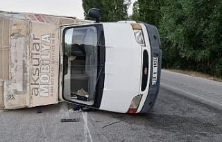Otomobille çarpışan mobilya yüklü kamyonet yan...