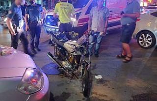 Otomobille çarpışan motosikletin sürücüsü yaralandı