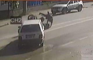 Otomobille çarpışan motosiklette böyle uçtular:...