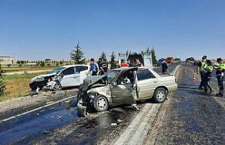 Otomobiller kafa kafaya çarpıştı: 1 ölü, 3 yaralı