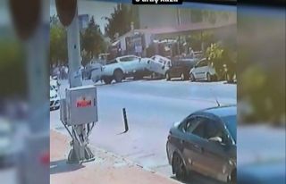 Otoparkta kontrolden çıkan aracın kazası kamerada