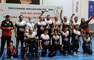 Oturarak voleybol oynayan gaziler Süper Ligde