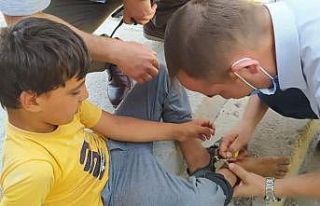 Oynarken bulup taktığı polis kelepçesinden itfaiye...