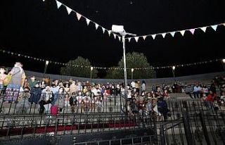 "Oz Ülkesi" tiyatro gösterisi çocukları...