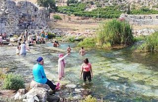 (ÖZEL) Antik kentteki buz gibi doğal havuzlarda...