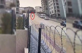 (Özel) Arkadaşlarıyla bisiklet süren çocuk taşlı...