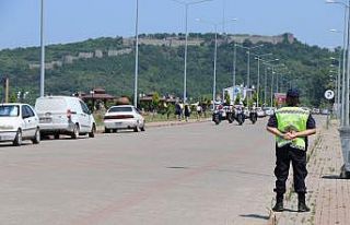 (Özel) Belde girişinde kuyruklar oluştu, turistler...