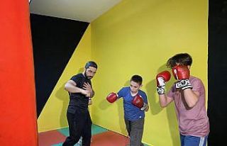 (ÖZEL) Camide imam salonda boks antrenörü