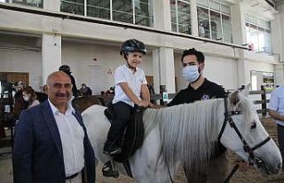 Özel çocuklar ilk kez ata binmenin heyecanını...