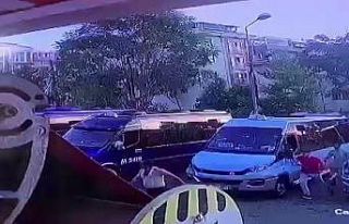 (Özel) Dolmuş şoförü kural tanımaz yolcudan...