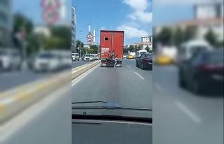 (Özel) Esenyurt’ta kamyon arkasında tehlikeli...