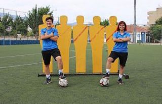 (Özel haber) Abla-kardeş geleceğin yıldız futbolcularını...