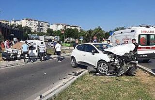 (Özel) Maltepe’de kavşakta kafa kafaya çarpıştılar:...