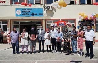 Özel öğrenciler mezuniyetlerini kep atarak kutladı