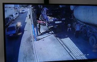 (ÖZEL) Otomobilin camından kurşun yağdırdı,...