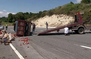 (Özel) Patates yüklü kamyonet pazara giderken devrildi