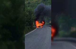 (Özel) Şile’de yol ortasında yanan araç alev...