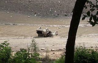 (ÖZEL) Suyu çekilen gölün içinden otomobil çıktı