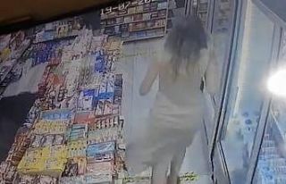 (Özel) Taksim’de kadını taciz eden şahsa dayak...