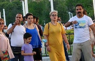 (Özel) Taksim’de virüsü unuttular, maskesiz gezdiler