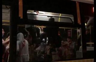 (Özel) Üsküdar’da otobüste tekmelerin havada...