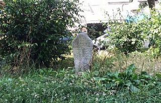 (Özel) Üsküdar’da parktaki kıble taşını görenler,...