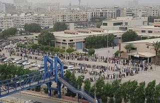 Pakistan’da vatandaşlar Covid-19 aşı merkezinde...