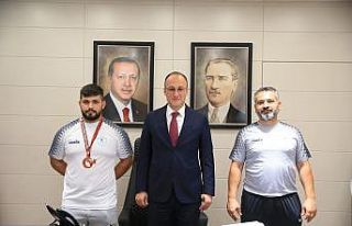 Pamukkale Belediyesporlu rekortmen halterciye milli...