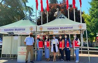 Pamukova’da kurulan aşı çadırına vatandaşlardan...