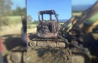 Park halendeki iş makinesi yanarak hurdaya döndü