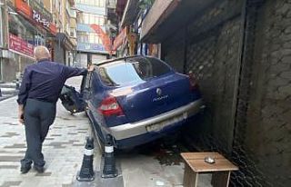 Park halinde ki araç çay ocağına girdi, gazeteciler...