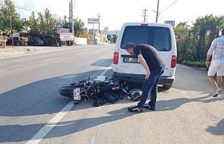 Park halindeki araca çarpan motosikletin sürücüsü...