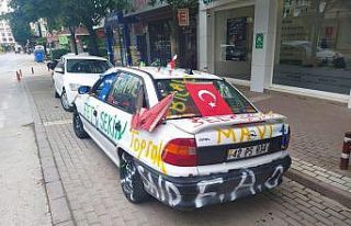 Park halindeki aracı gören fotoğraf çektirdi