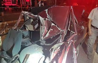 Park halindeki tıra çarpan otomobil sürücüsü...