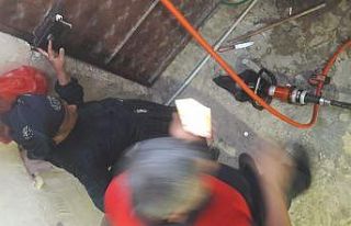 Parmakları demir kapıya sıkışan kadını itfaiye...