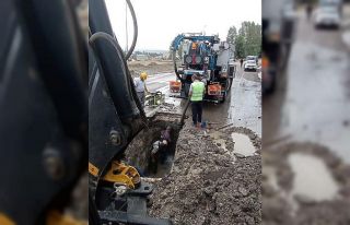 Patlayan su borusu işçilere zor anlar yaşattı