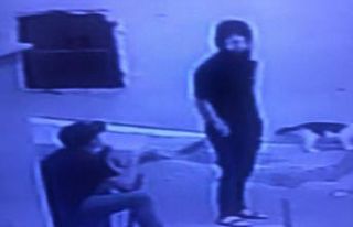 Pencere korkuluklarından tırmanarak girdikleri evleri...