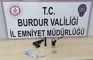 Pet şişeden uyuşturucu aparatı polisin gözünden...