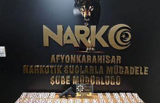 Polis durdurduğu araçta 915 adet uyuşturucu hap...