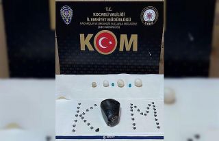 Polis ekiplerinin durdurduğu araçta değerli taş...