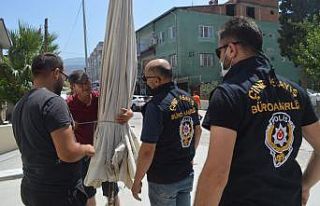 Polis şemsiyeyi buldu, karpuzcu mutlu oldu