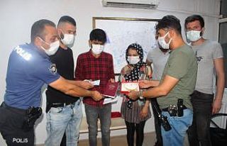 Polisin dikkati yeni evlenen Afganlı çifti sevince...